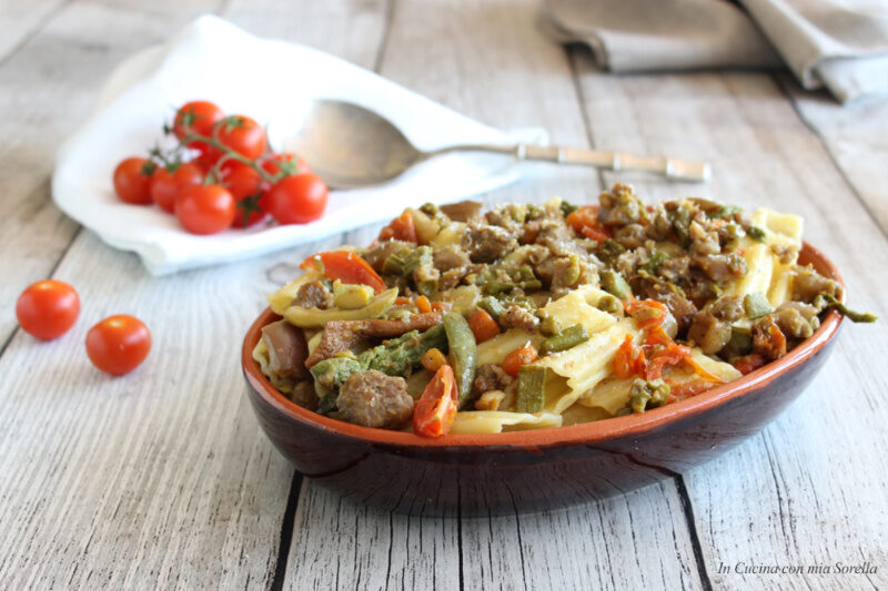 Pasta all’ortolana con salsiccia