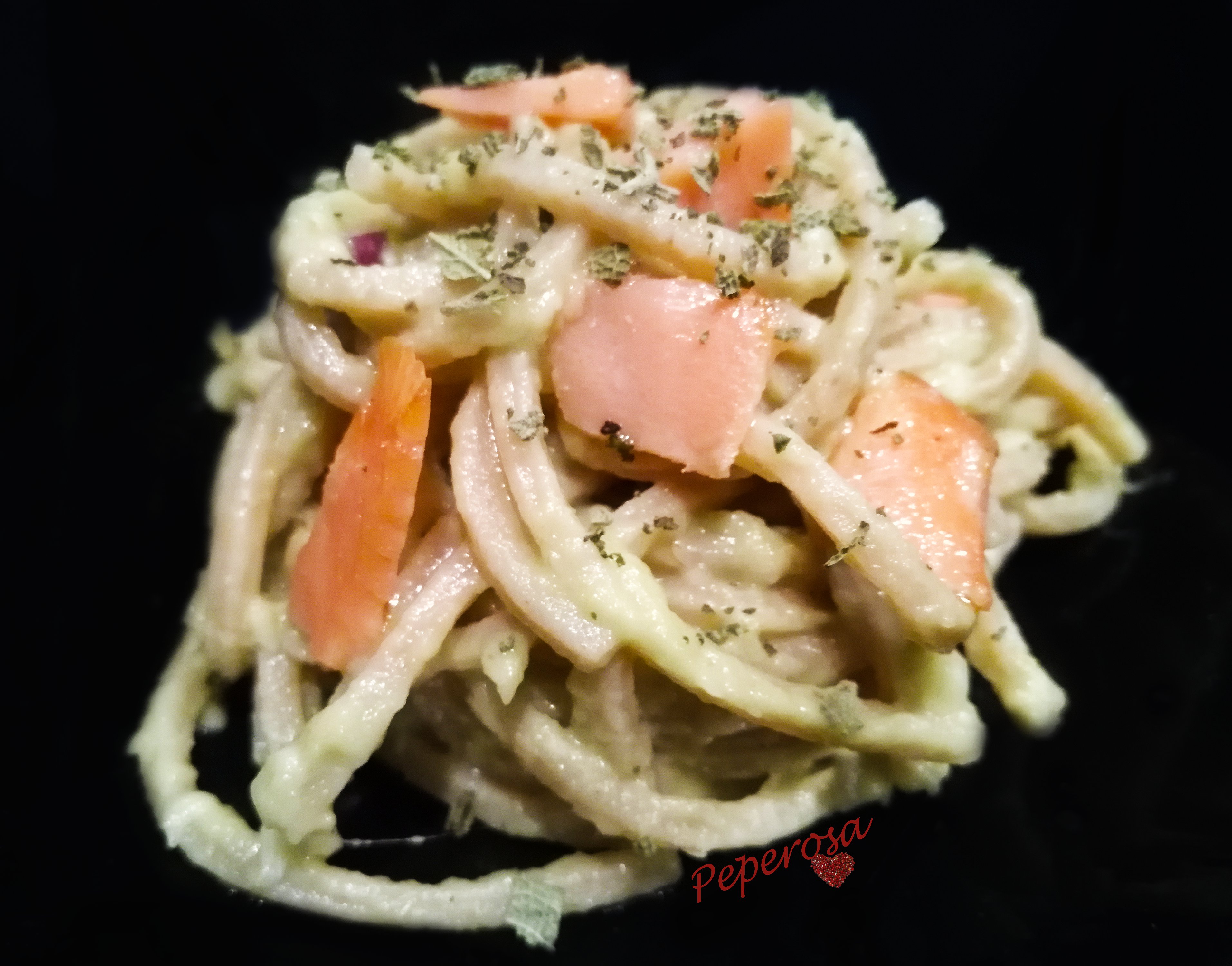 Pasta avocado e salmone