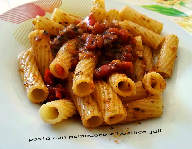 Pasta basilico pomodoro olio di oliva exstravergine, cipolla, aglio.