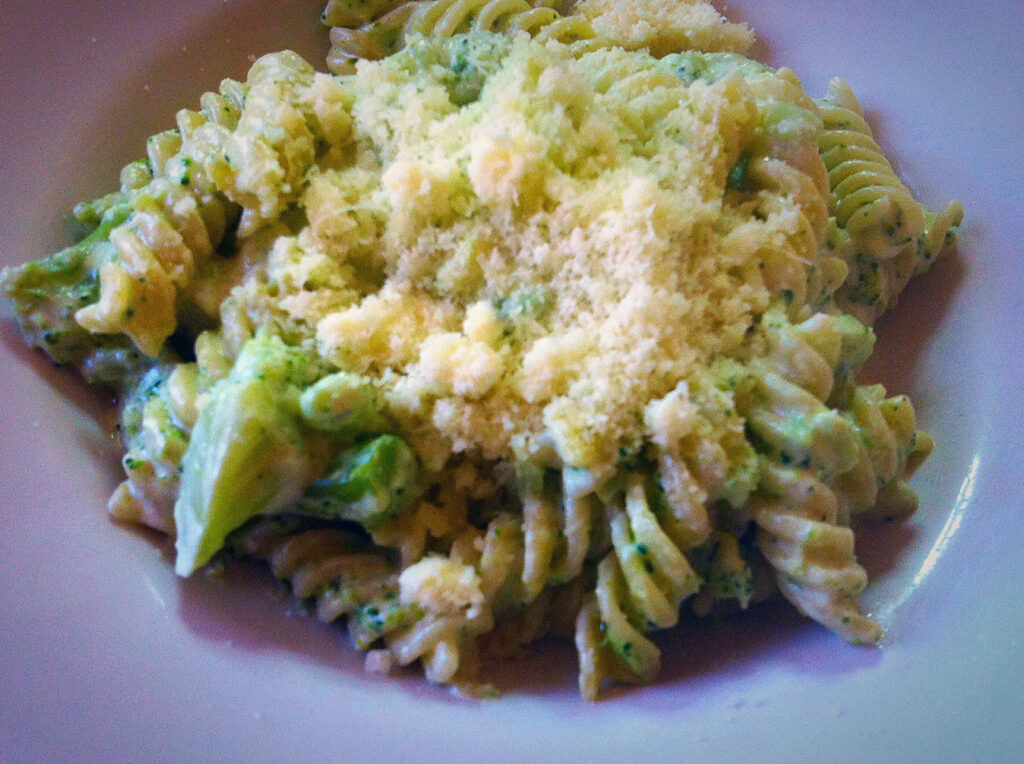 Pasta broccoli e salsiccia: ricetta cremosa con la panna