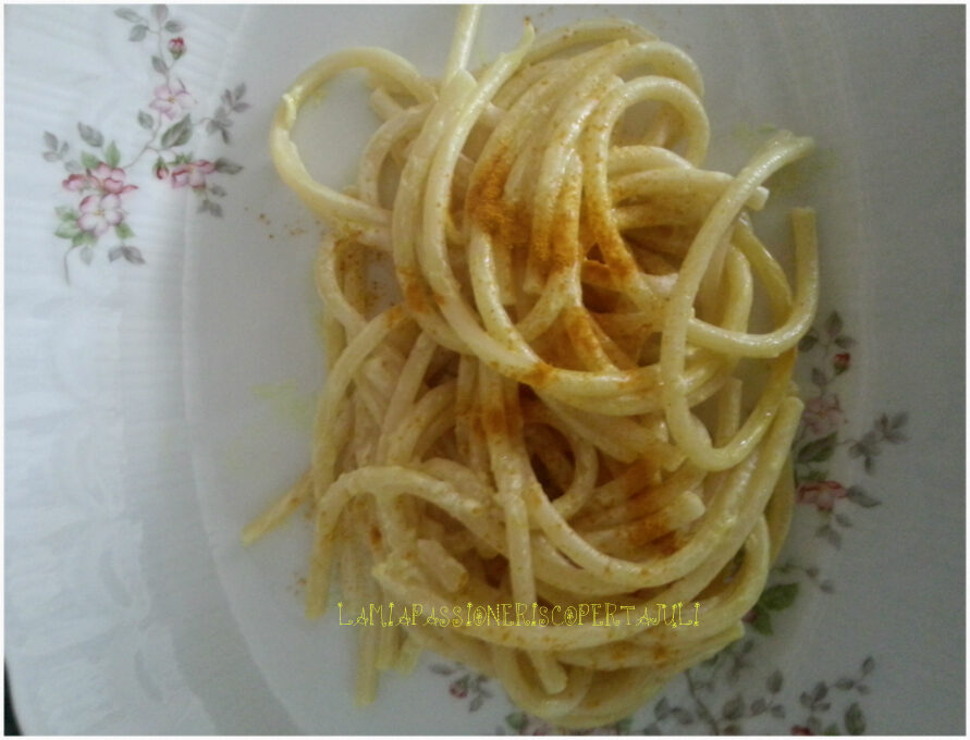 Pasta bucatini al zafferano spezie cipolla panna curry