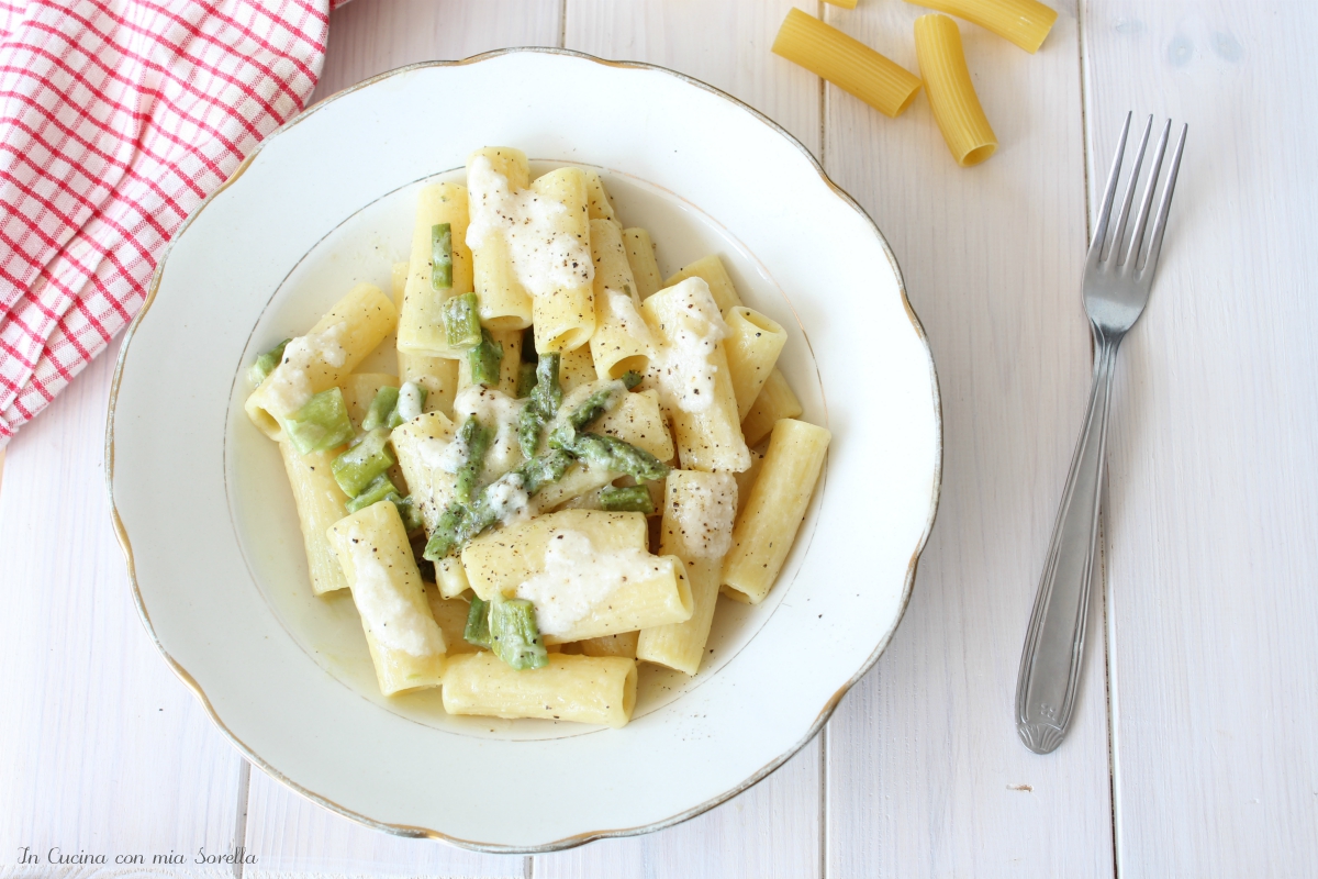 Pasta cacio e pepe con asparagi