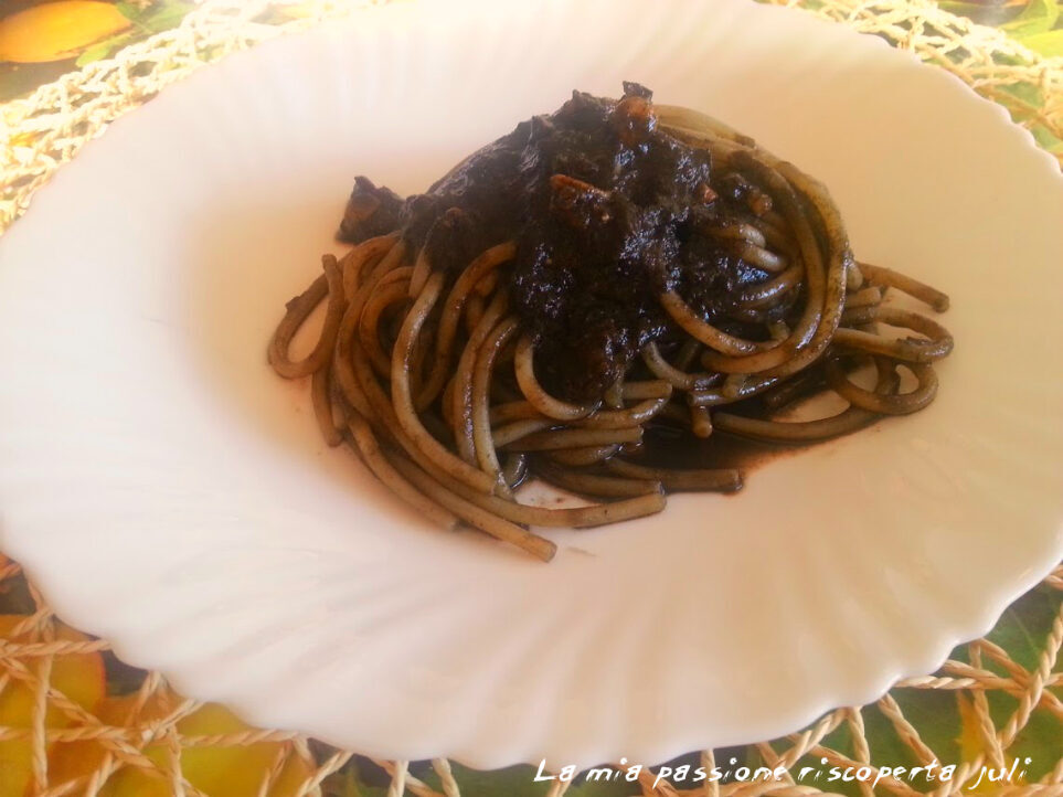 Pasta col nero di seppia aglio peperoncino