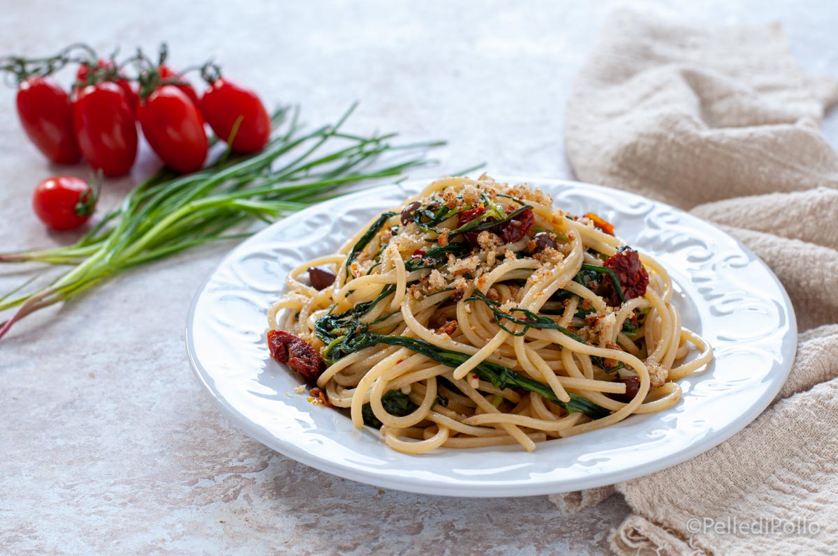 Pasta con agretti, alici e pomodori secchi