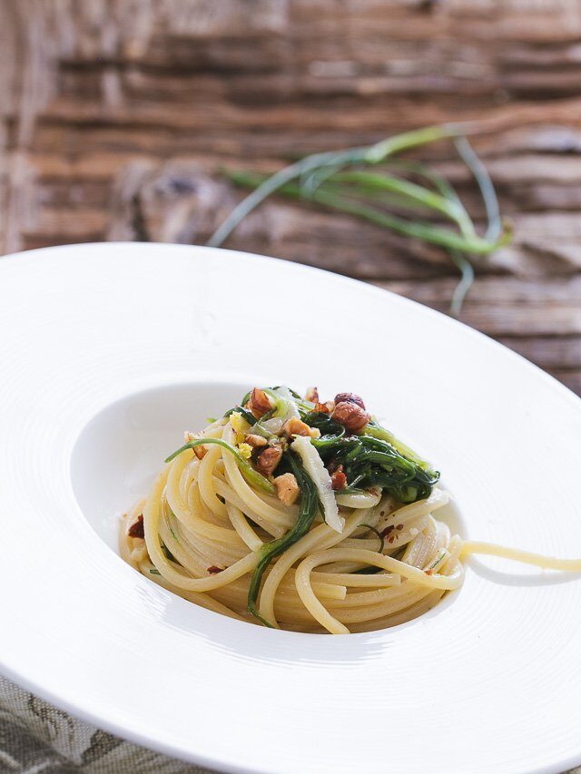 Pasta con agretti e nocciole