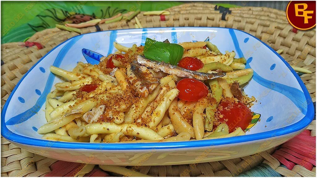Pasta con alici fresche e pangrattato