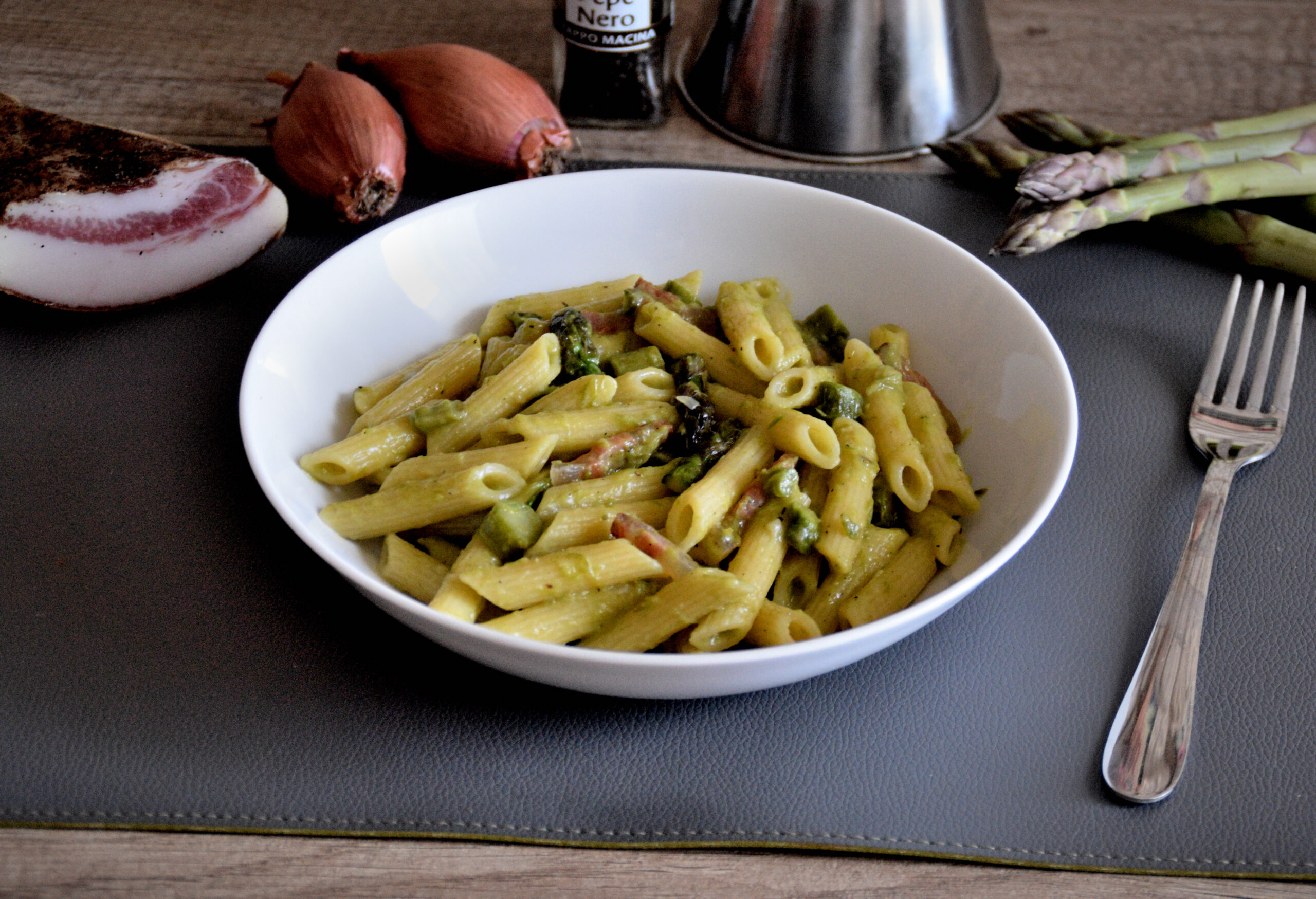 Pasta con asparagi e guanciale fatta in casa: ricetta primaverile saporita e a basso costo