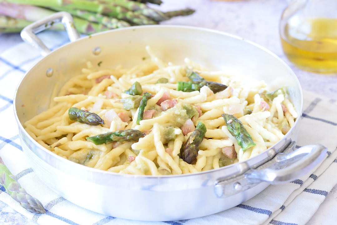 Pasta con asparagi e pancetta (cremosa e senza panna)