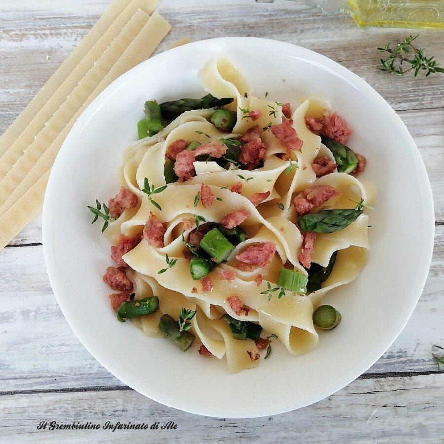 Pasta con asparagi e salsiccia sbriciolata