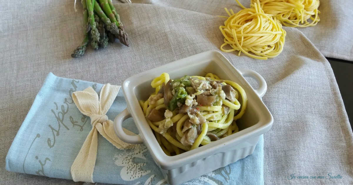 Pasta con asparagi salsiccia e funghi