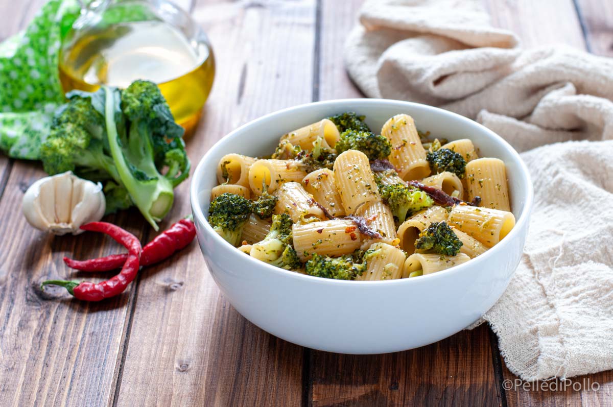 Pasta con broccoli e acciughe