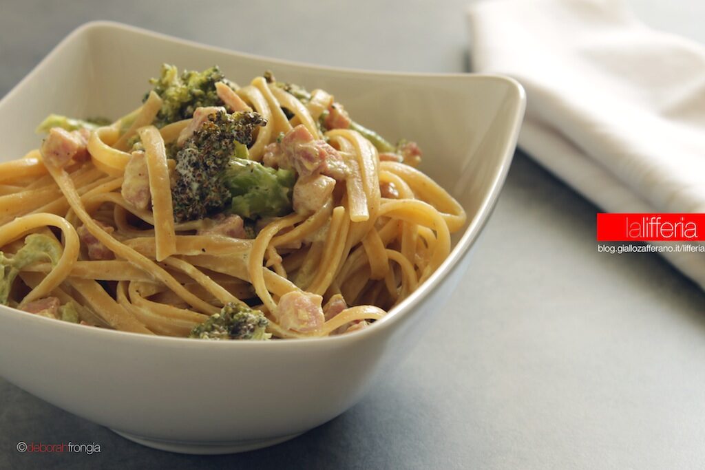Pasta con broccoli e pancetta al curry