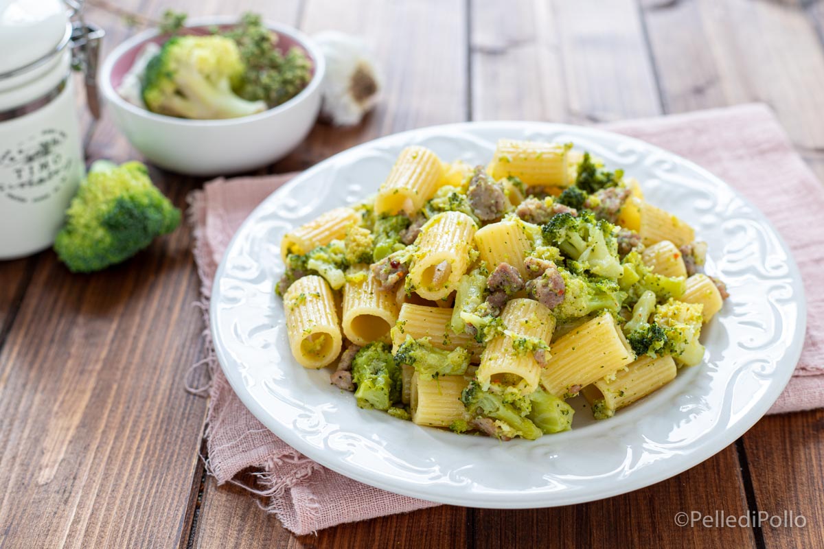 Pasta con broccoli e salsiccia