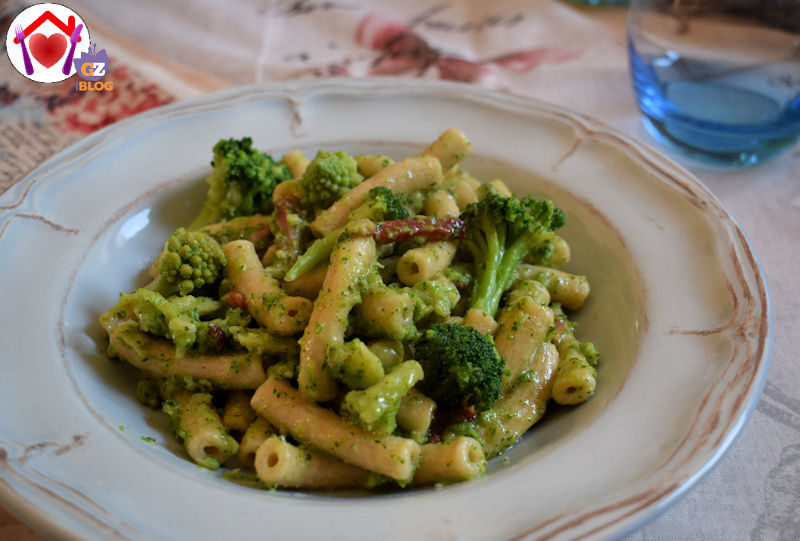 Pasta con broccoli e speck