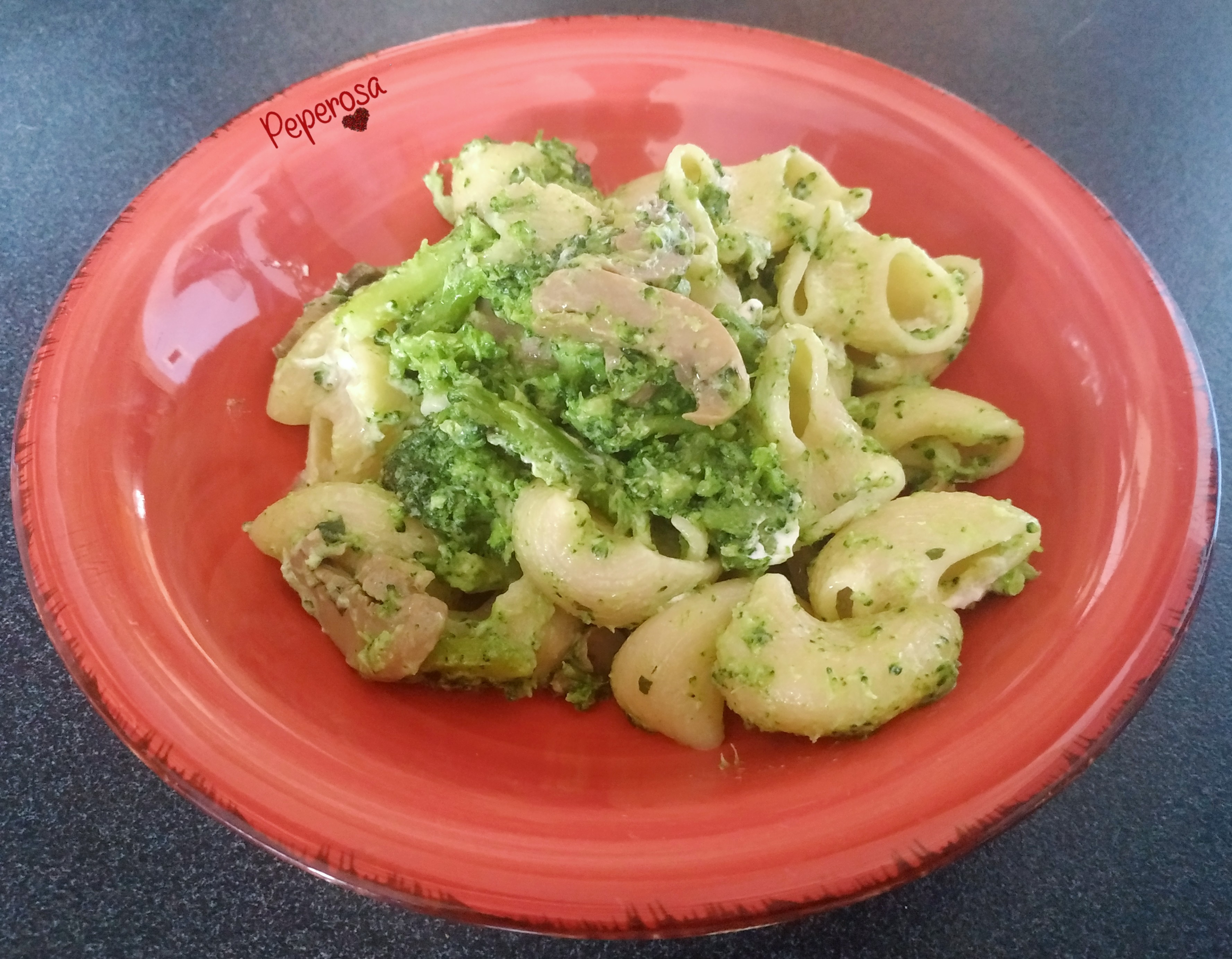 Pasta con broccoli, funghi e philadelphia