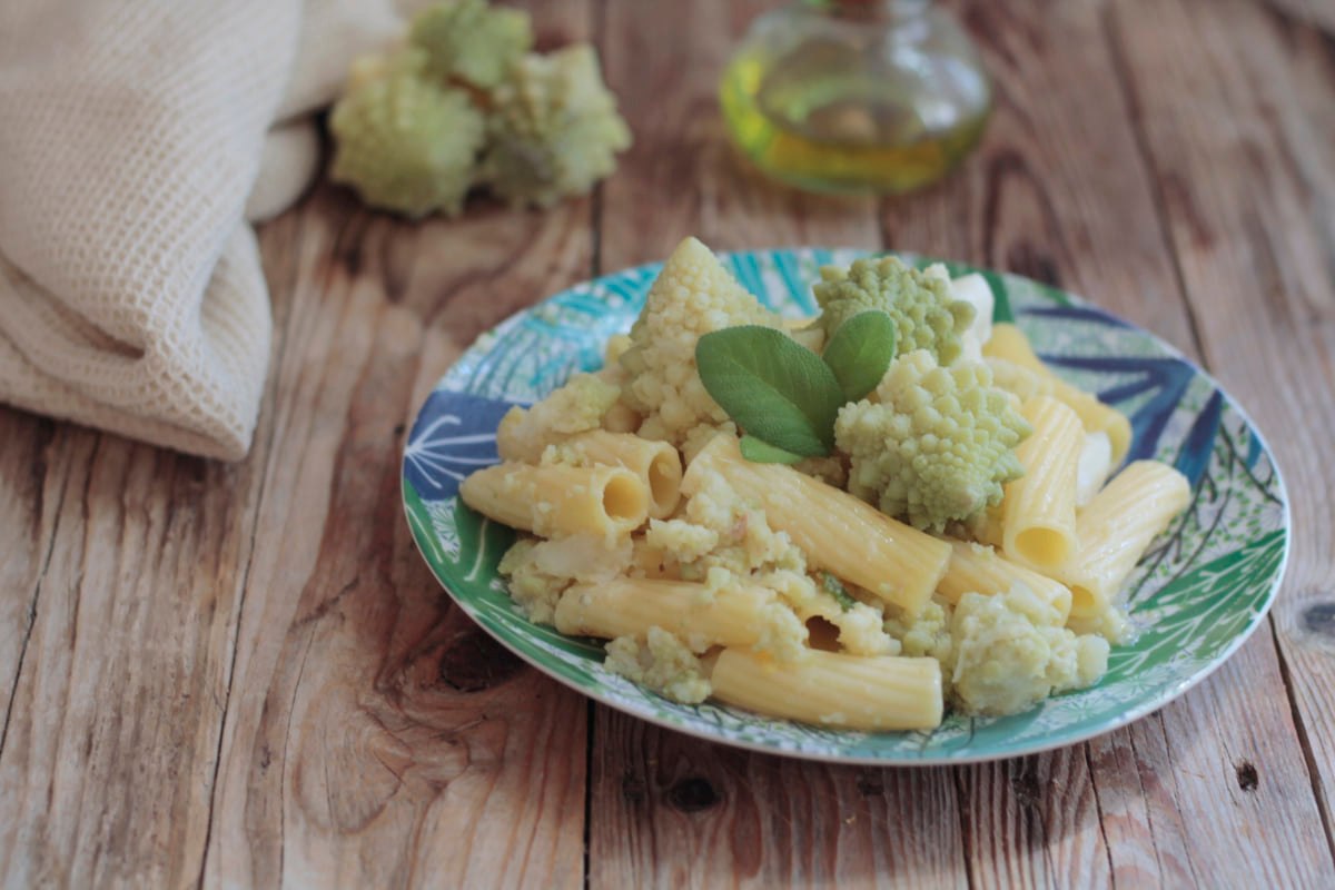 Pasta con broccolo romano e acciughe