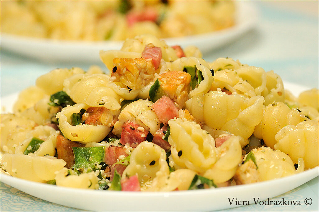 Pasta con bucce di cetrioli e rapa di chioggia