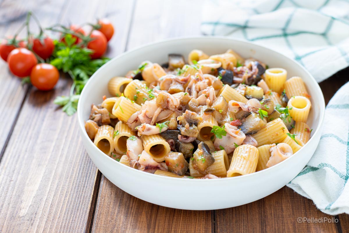 Pasta con calamari e melanzane