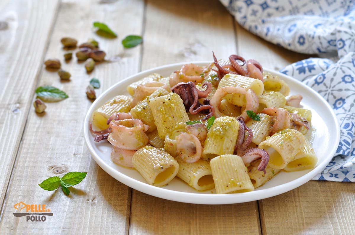 Pasta con calamari e pesto di pistacchi