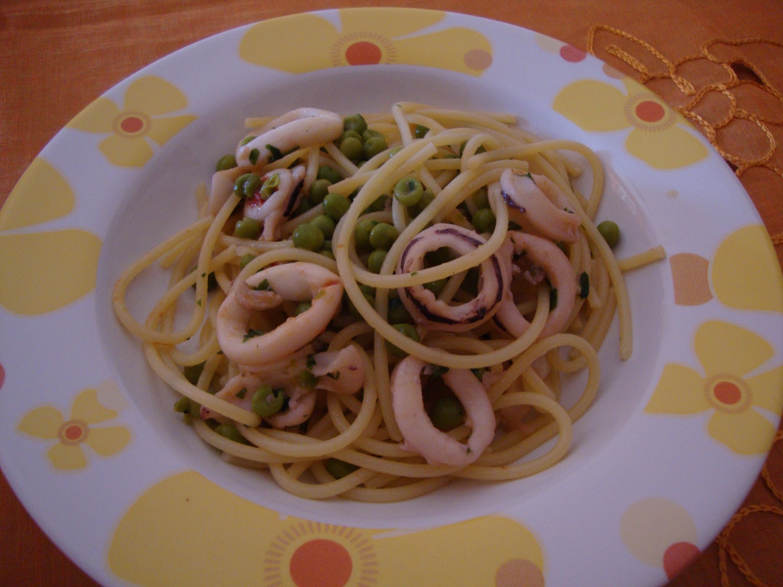 Pasta con calamari e piselli
