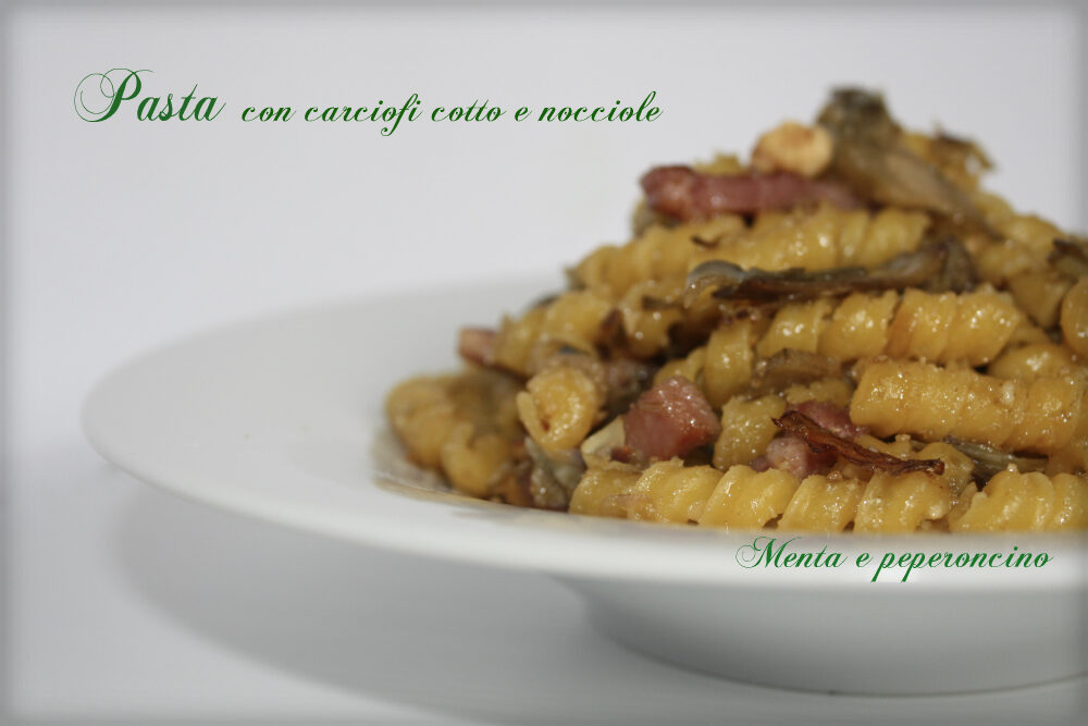 Pasta con carciofi cotto e nocciole