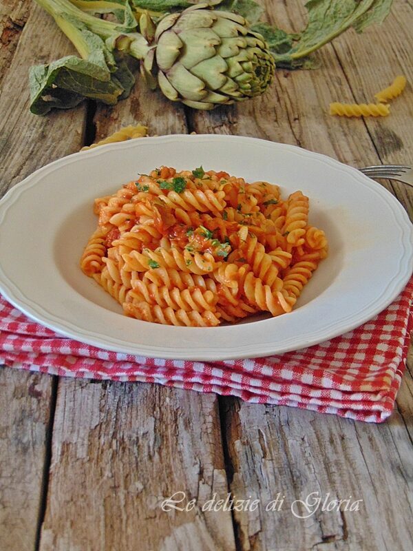 Pasta con carciofi e pomodoro