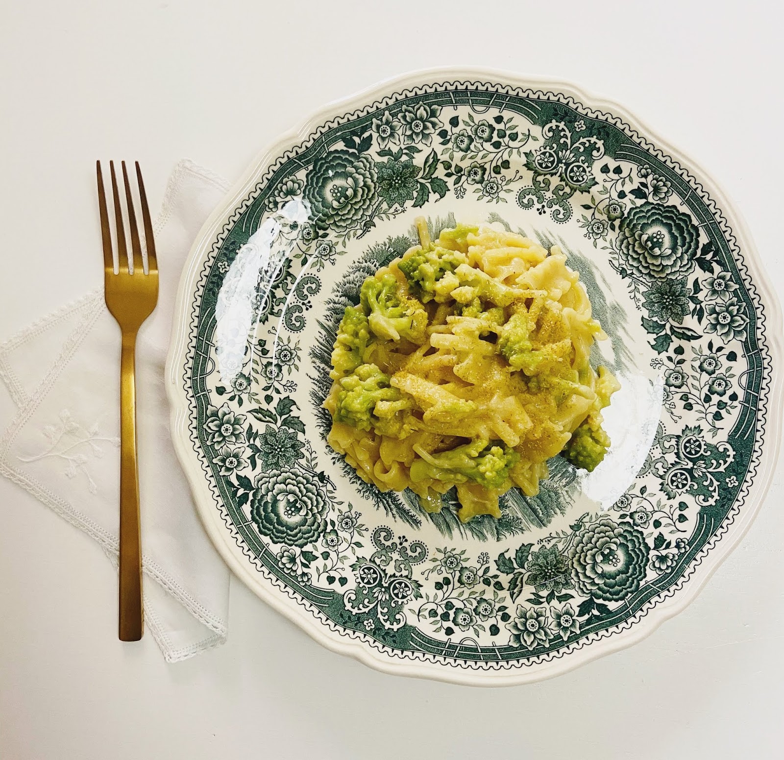 Pasta con cavolfiore e camomilla di antonia klugmann