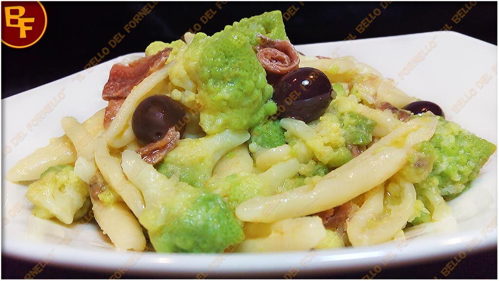 Pasta con cavolo romanesco olive e acciughe