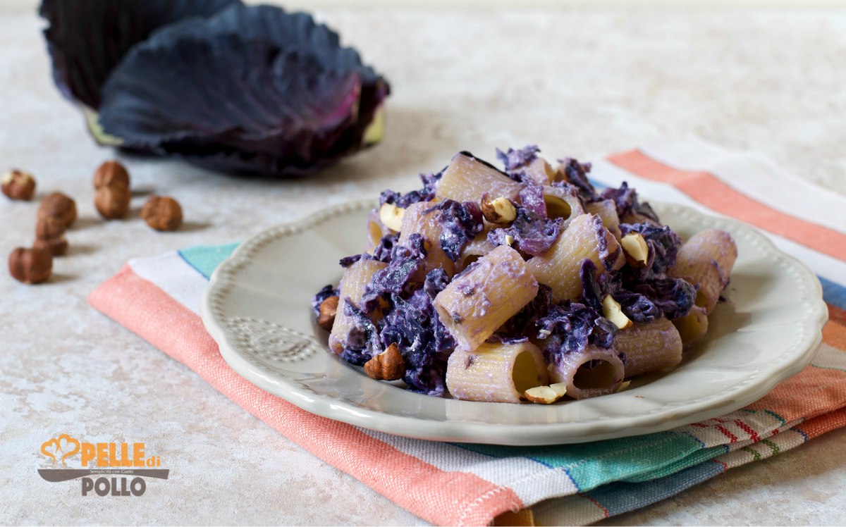 Pasta con cavolo viola, nocciole e ricotta