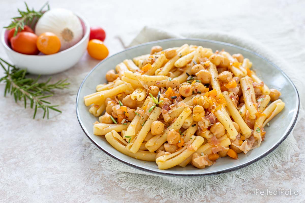 Pasta con ceci e speck
