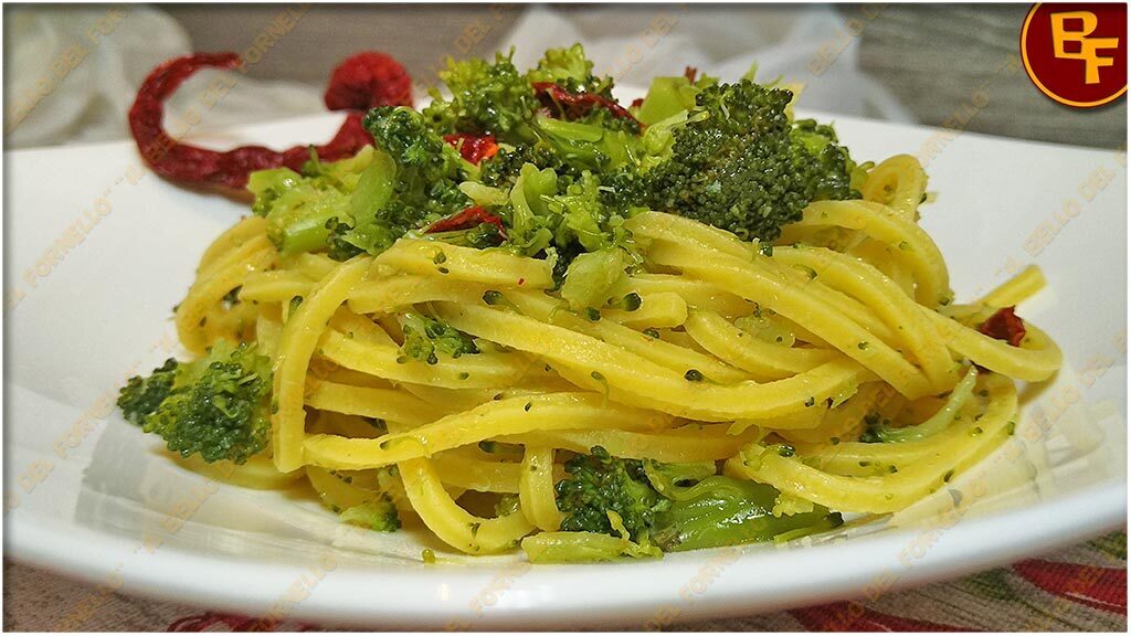 Pasta con cime di broccoli e peperoni cruschi