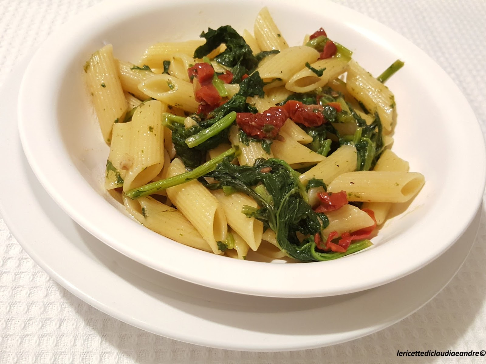 Pasta con cime di rapa e pomodorini secchi