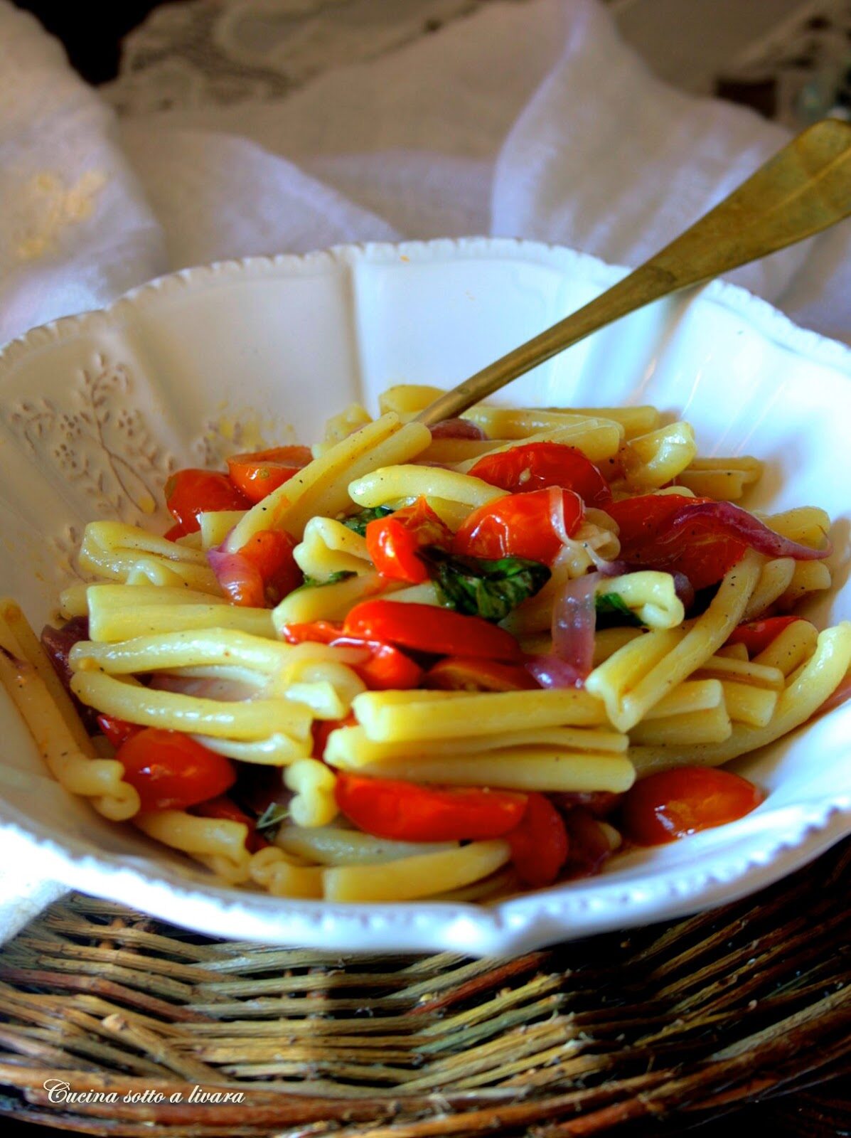 Pasta con cipolle in crema e pomodori datterini