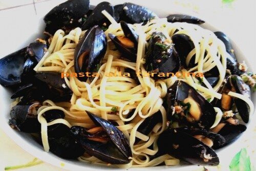 Pasta con cozze in bianco, prezzemolo,aglio,basilico, olio di oliva.