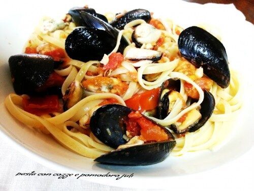 Pasta con cozze pomodorini aglio olio di oliva extravergine prezzemolo