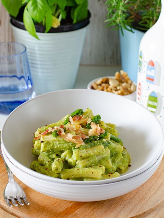 Pasta con crema di asparagi e noci e pancetta croccante