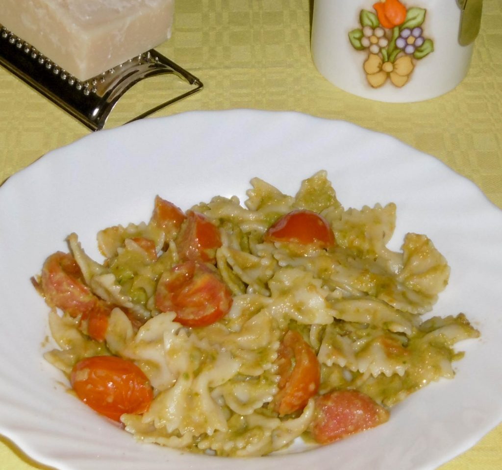 Pasta con crema di asparagi e pomodorini