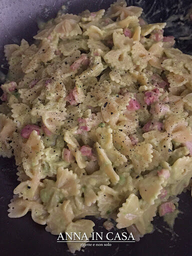 Pasta con crema di avocado e pancetta