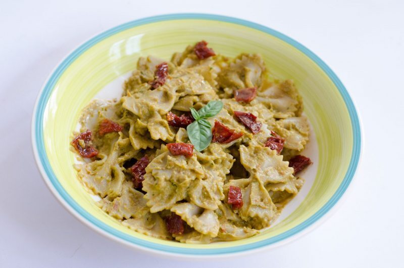 Pasta con crema di avocado e pomodori secchi
