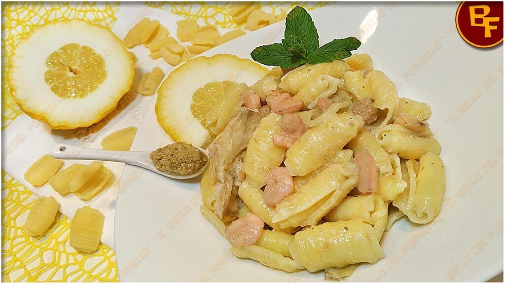 Pasta con crema di carciofi e gamberetti profumata al cedro