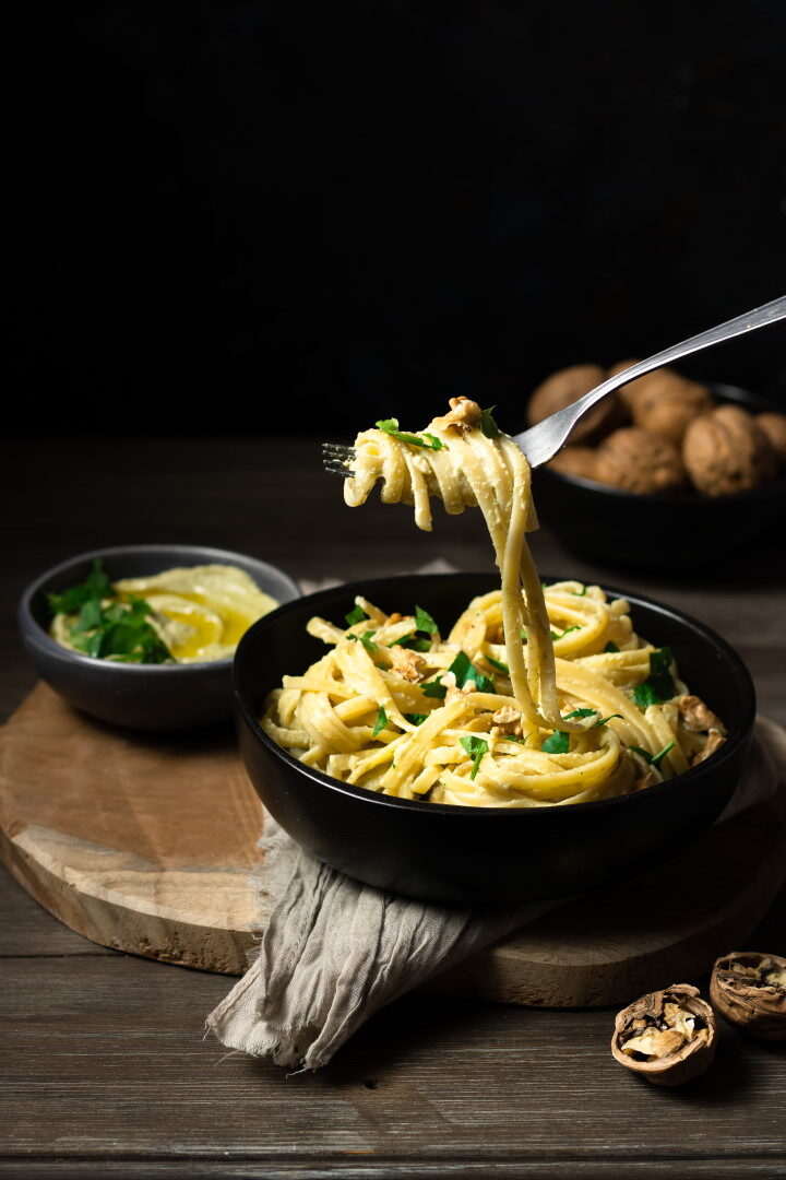 Pasta con crema di carciofi e noci