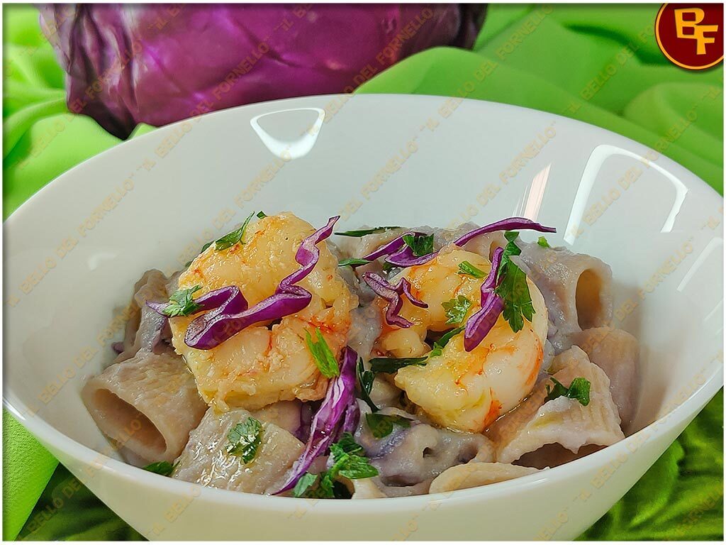 Pasta con crema di cavolo viola e gamberi