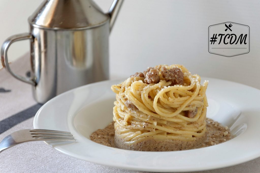 Pasta con crema di funghi e salsiccia