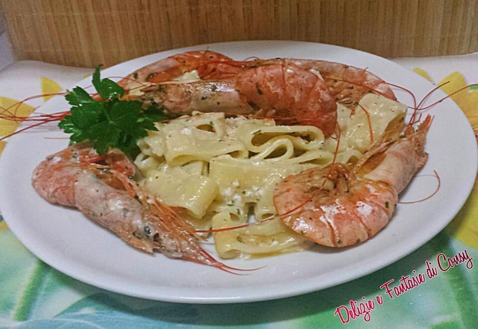 Pasta con crema di gamberi e salmone