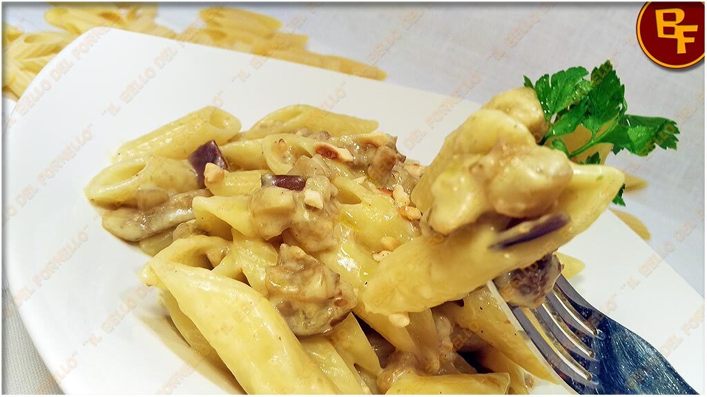 Pasta con crema di melanzane e nocciole