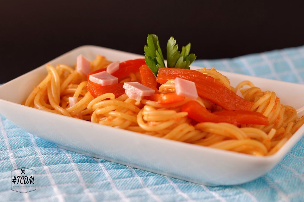 Pasta con crema di peperoni e prosciutto