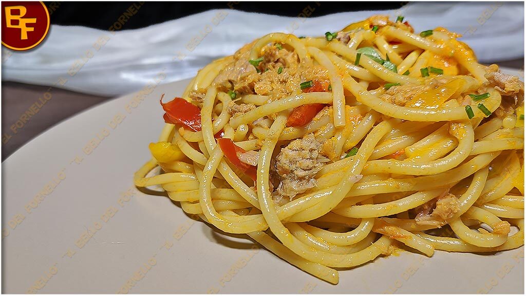 Pasta con crema di peperoni e tonno