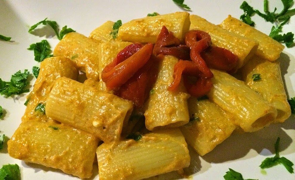 Pasta con crema di peperoni, ricotta e salsiccia