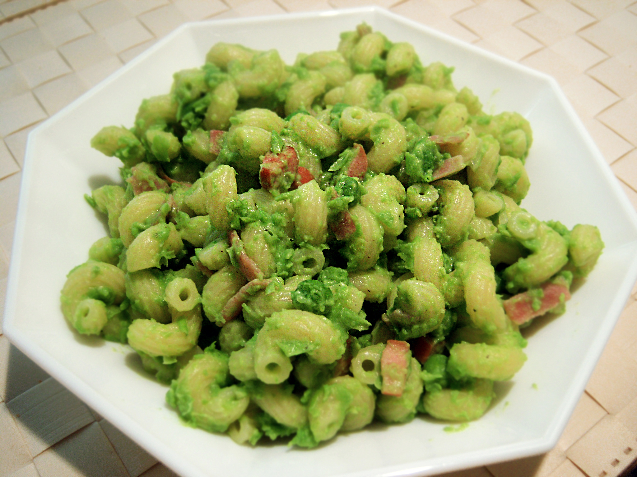 pasta con crema di piselli, cotto e wurstel