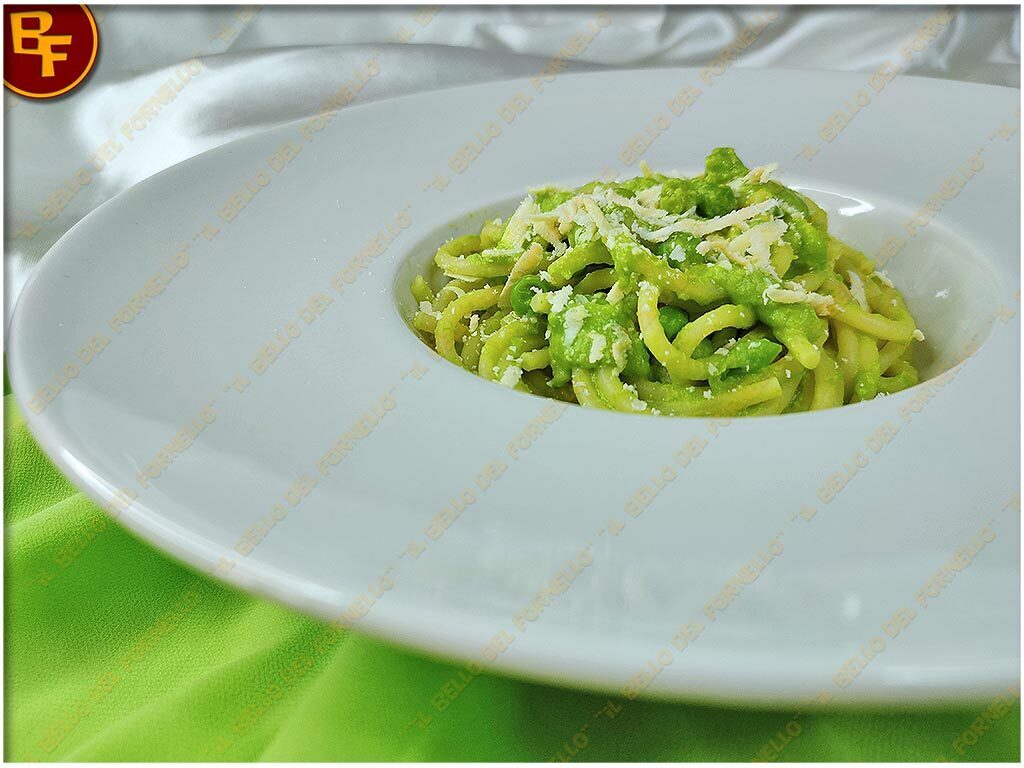Pasta con crema di piselli e basilico
